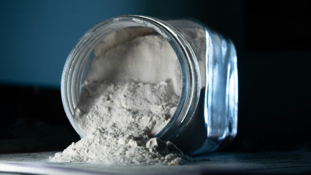 Utiliser le bicarbonate de soude pour blanchir les dents : bonne idée… ou erreur qui coûte cher ?